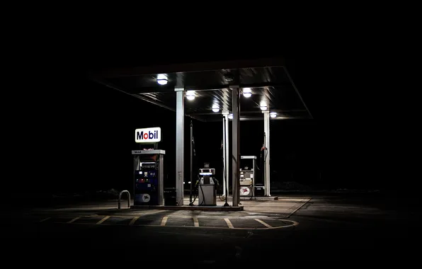 Night, the city, gas station