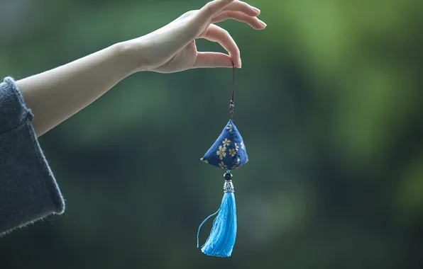 Hand, brush, suspension, blurred background