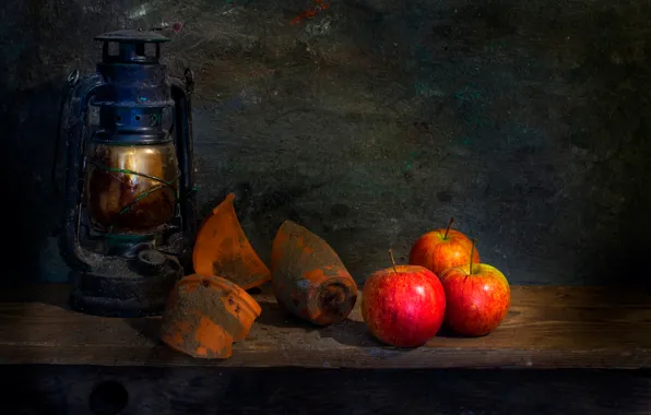 Picture fragments, apples, shards, lantern, Life goes on