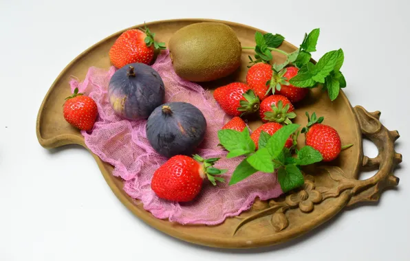 Kiwi, strawberry, plate, figs, gauze