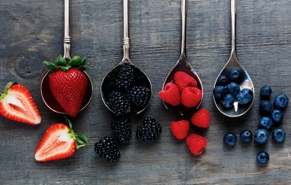 Picture wood, fruits, strawberries, raspberries, spoons