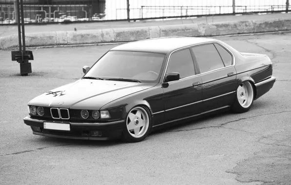 Picture BMW, black and white, dark red, E32