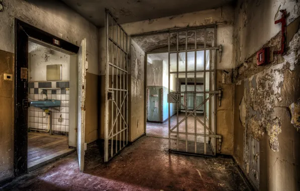 Interior, camera, prison