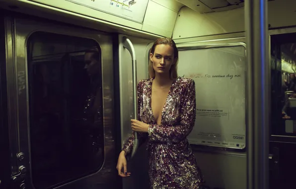 Model, Metro, Neckline
