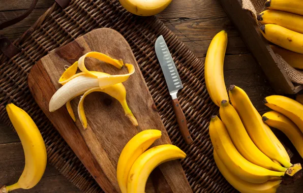 Picture table, knife, bananas