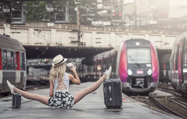 Picture girl, the platform, twine, suitcases, Johanna Lorand Guilbert