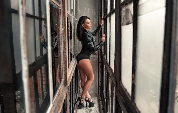 Pose, model, Windows, makeup, figure, brunette, jacket, hairstyle