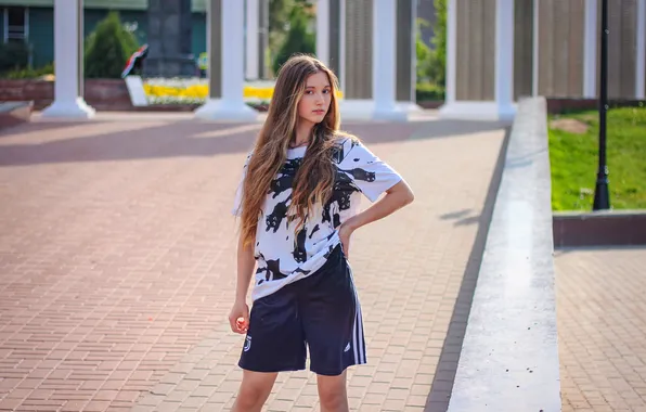 Picture girl, shorts, young, cute, T-shirt, long-haired