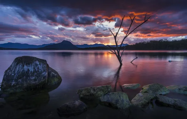 Picture the sky, mountains, river, water.stones