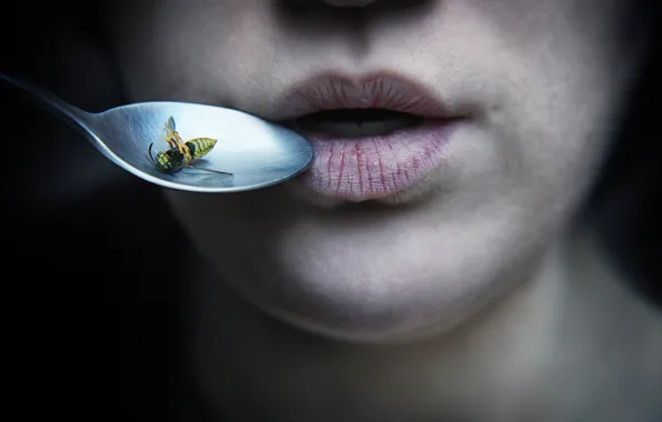 Bee, lips, spoon