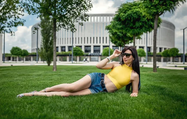 Picture greens, trees, the city, pose, lawn, model, shorts, view
