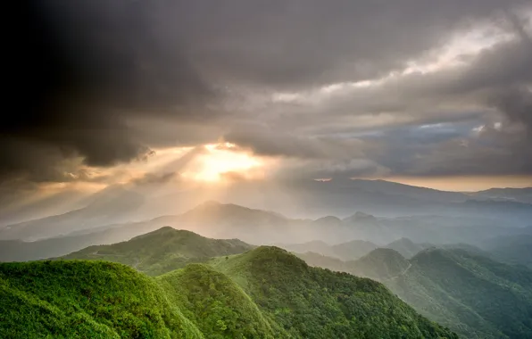 Picture greens, the sky, the sun, rays, mountains, clouds, valley