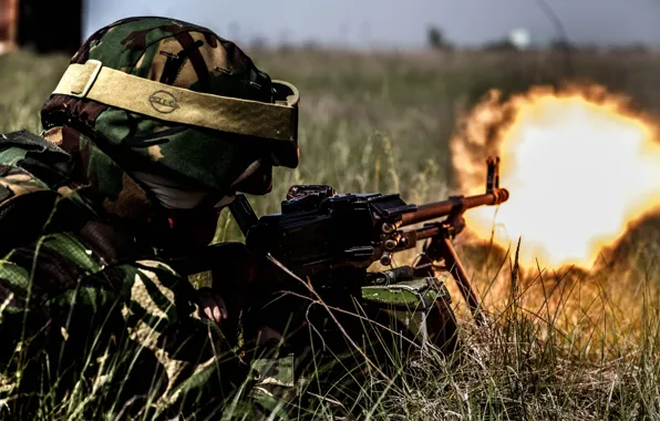 Soldiers, shooting, machine gun