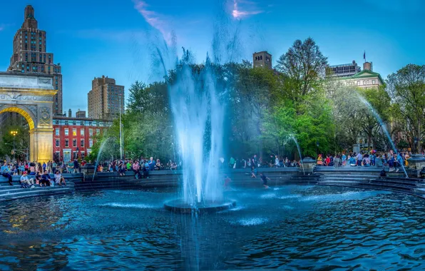 Picture arch, fountain, USA, New York, Washington Square Park
