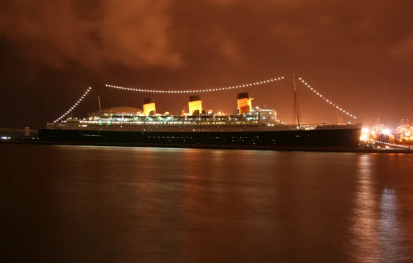 The evening, liner, Queen Mary 2, cruise, port.