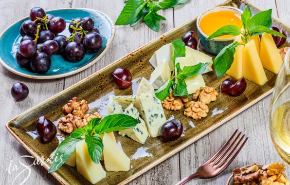 Cheese, grapes, nuts, cuts