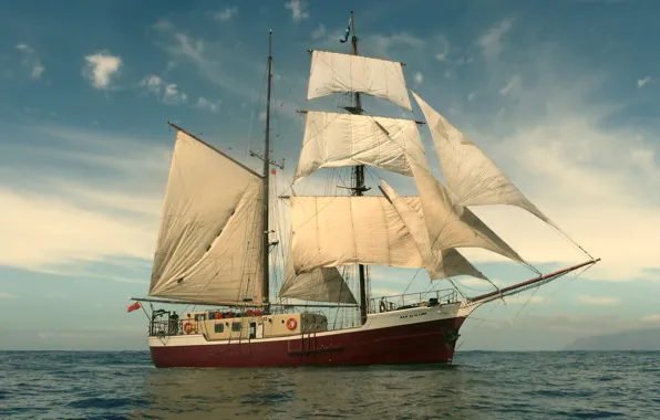 Sea, romance, sailboat
