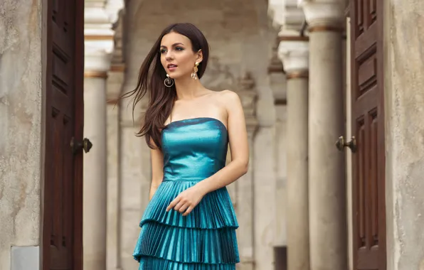 Girl, pose, earrings, makeup, figure, dress, beauty, shoulders