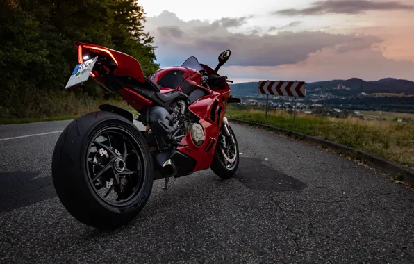 Picture Road, Turn, Panigale V4