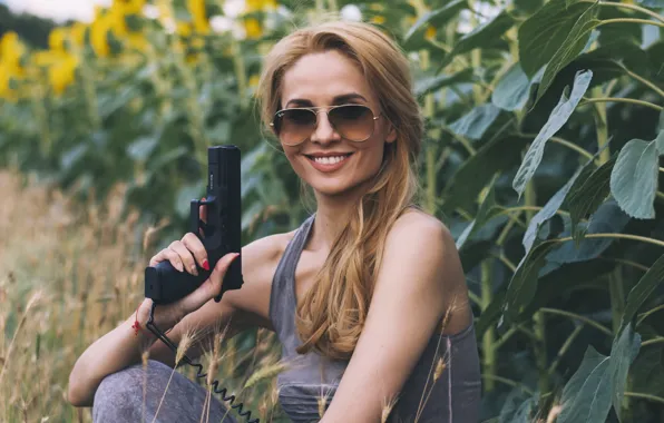 Girl, gun, Ani
