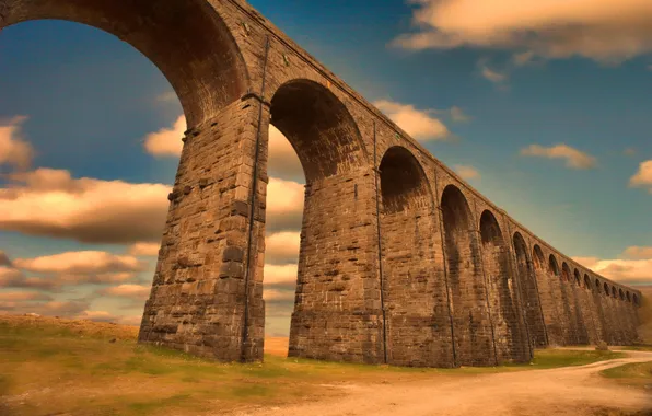 Picture England, train, viaduct, the valley of the river Ribble, North Yorkshire