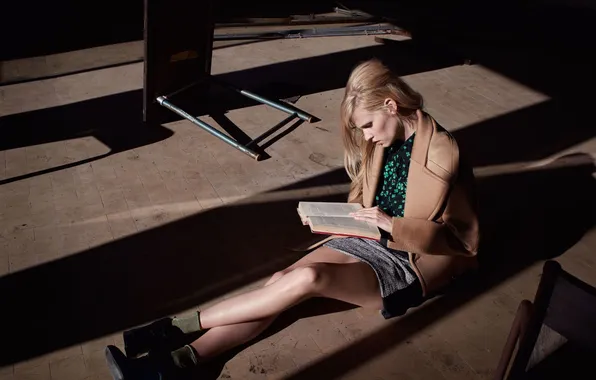 Picture model, blonde, sitting, on the floor, photoshoot, reads, book, Lara Stone