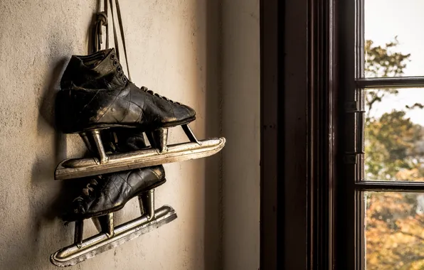 Window, skates, naturalism