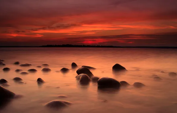 The sky, clouds, lake, stones, glow