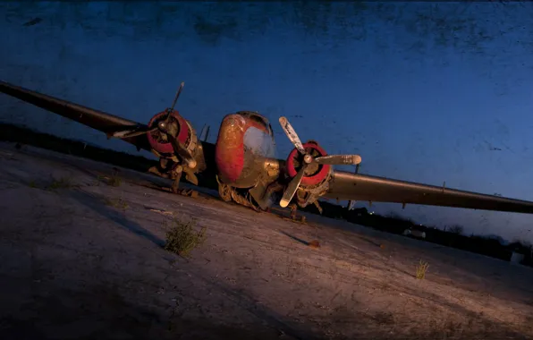Night, the plane, the airfield