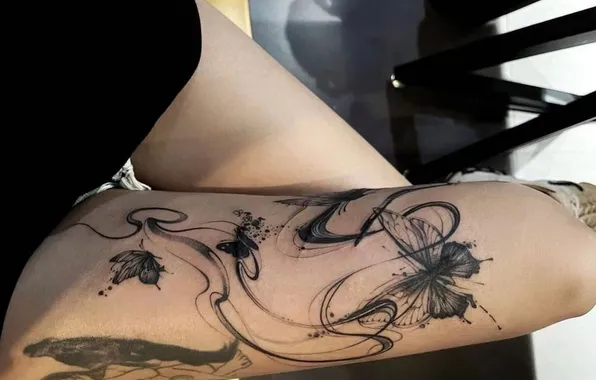 Girl, slender legs, tattoo on the leg