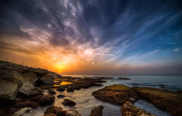 Sea, the sun, stones, shore, horizon, rasvet