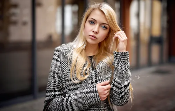 Look, pose, background, model, portrait, hands, makeup, hairstyle
