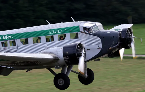 Picture the sky, the plane, the rise, Ju-52