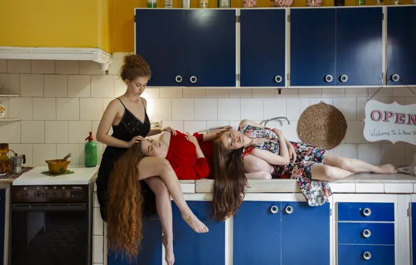 Picture girls, kitchen, lie