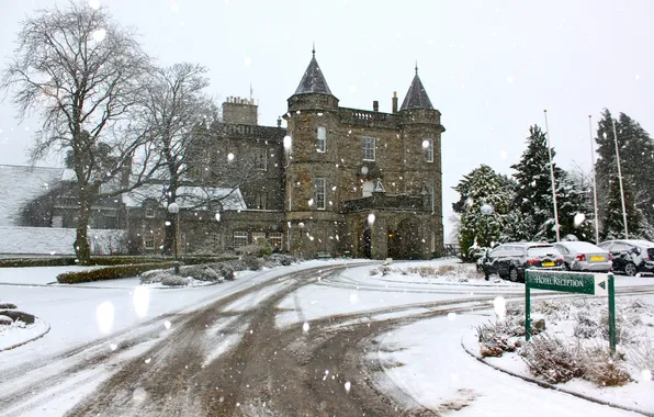 Winter, the city, the hotel