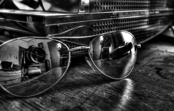 Picture reflection, table, camera, glasses, lens, black and white