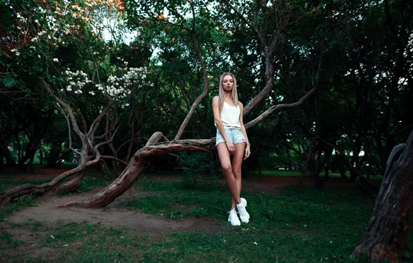 Picture look, girl, nature, pose, Park, shorts, figure, Nastya