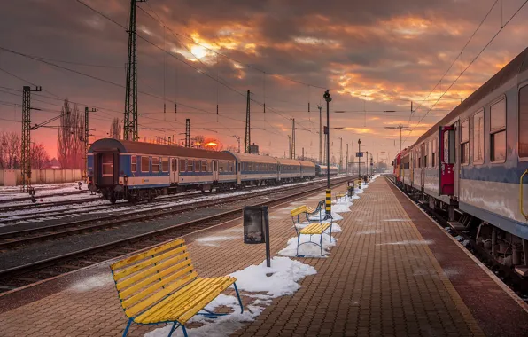 Picture station, the evening, the platform, trains