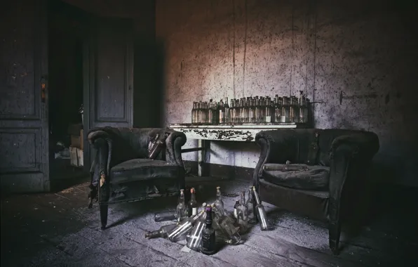 Picture room, chairs, bottle