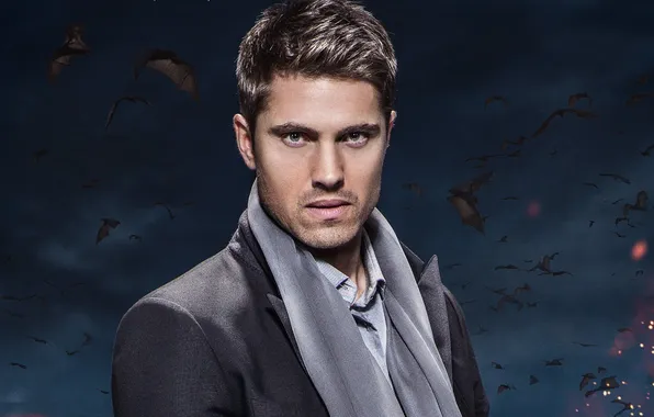 Picture actor, bats, Witches of East End, Eric Winter, Eric Winter