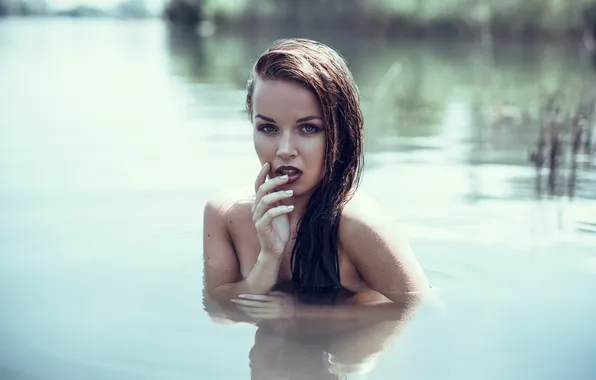 Look, girl, the sun, river, model, portrait, wet, hands