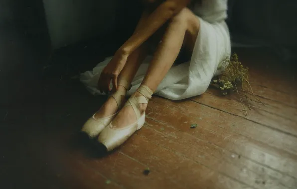 Ballerina, sitting on the floor, Pointe shoes
