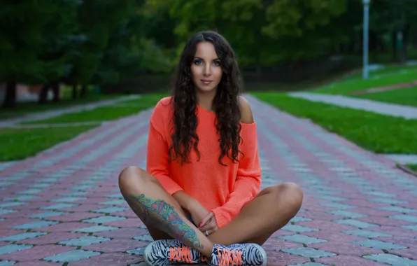 Picture look, girl, Park, tattoo, legs, beautiful, photographer, sitting