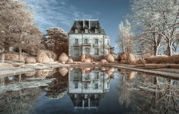 Picture reflection, castle, Château de Truyes