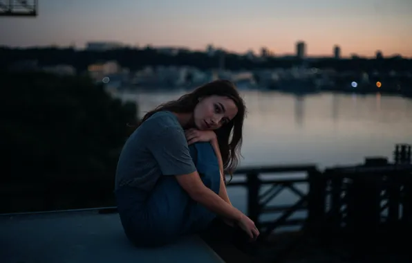 Picture girl, the city, twilight