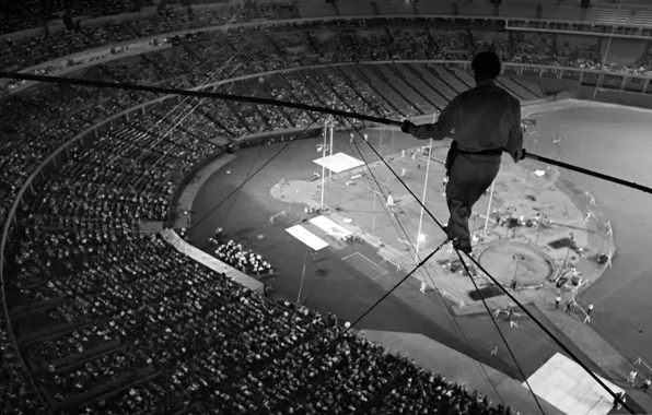Picture photo, black and white, the situation, the dome, arena, adrenaline, risk, the audience