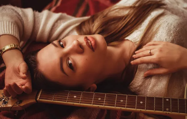 Girl, guitar, strings, sponge