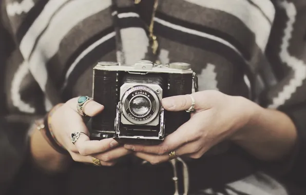 Picture ring, hands, the camera, lens, fingers