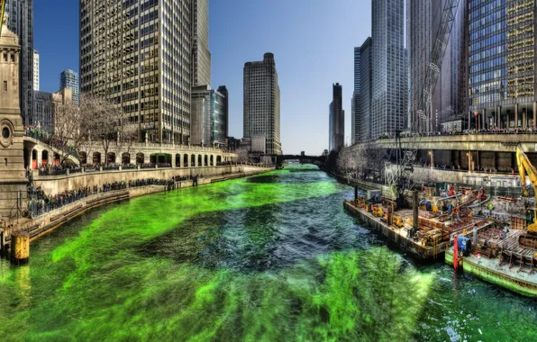 Picture the sky, people, building, Chicago, green water