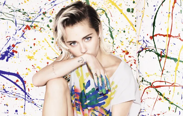 Paint, makeup, actress, t-shirt, hairstyle, blots, singer, sitting